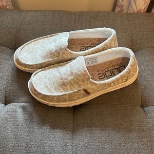 Hey Dude Misty tan cheetah sz 9